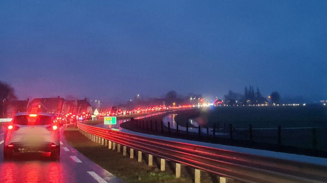 De file op de N355 na het ernstige verkeersongeval
