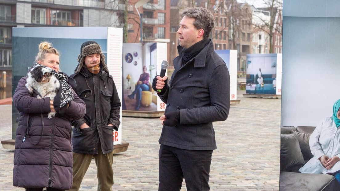 SP-fractievoorzitter Brammert Geerling opent fototentoonstelling op Rodetorenplein in Zwolle