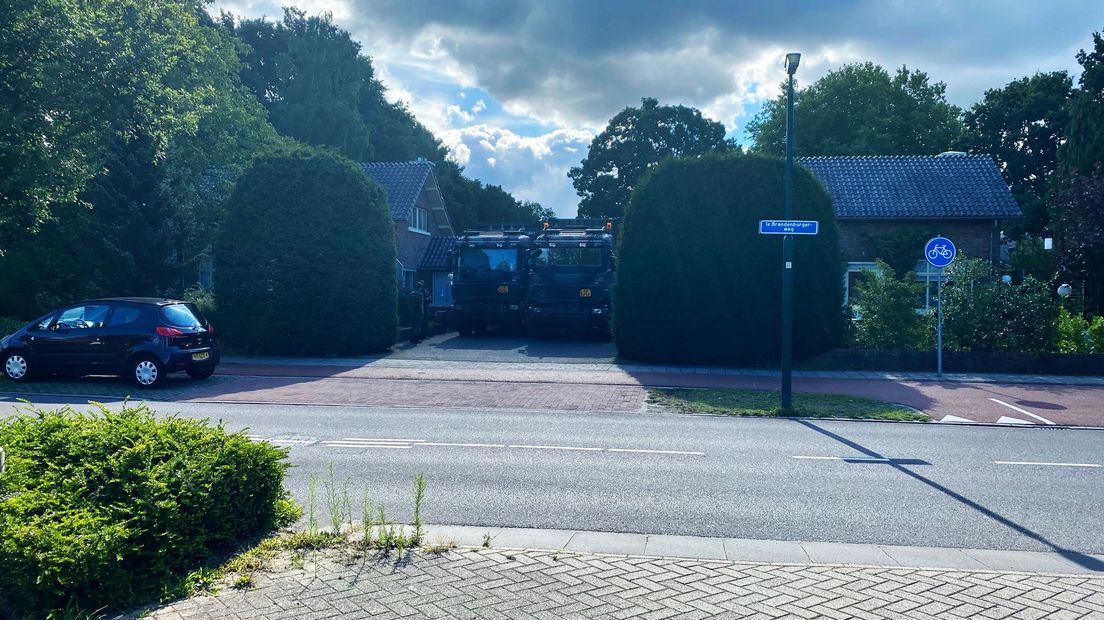 Legertrucks staan verdekt opgesteld.