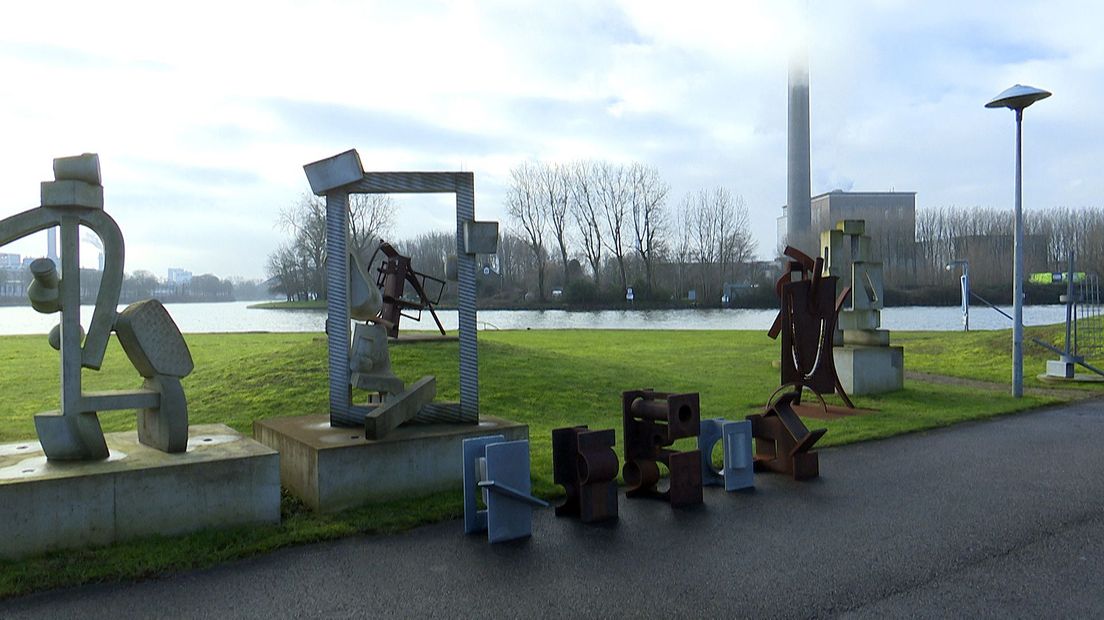De kleinere beelden zijn van de serie de H balk beelden