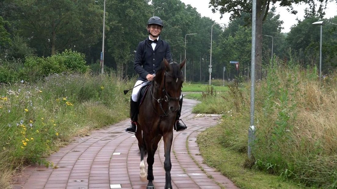 Beau haalt zijn diploma te paard op.