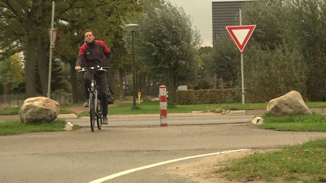 Een fietser passeert een paaltje in Putten.