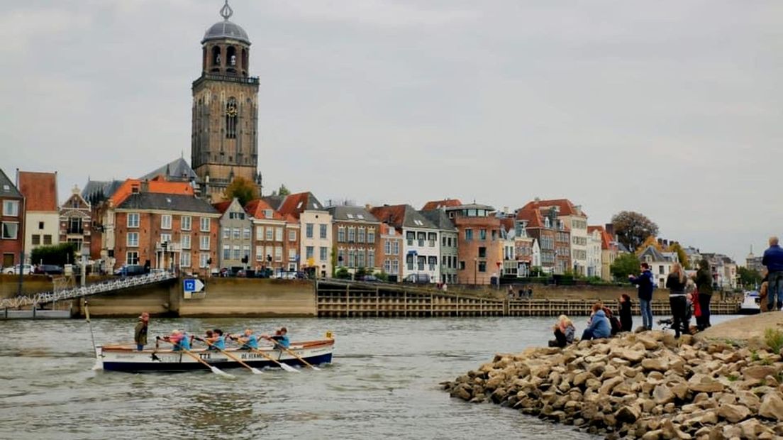 Wedstrijd sloeproeien op de IJssel aan banden