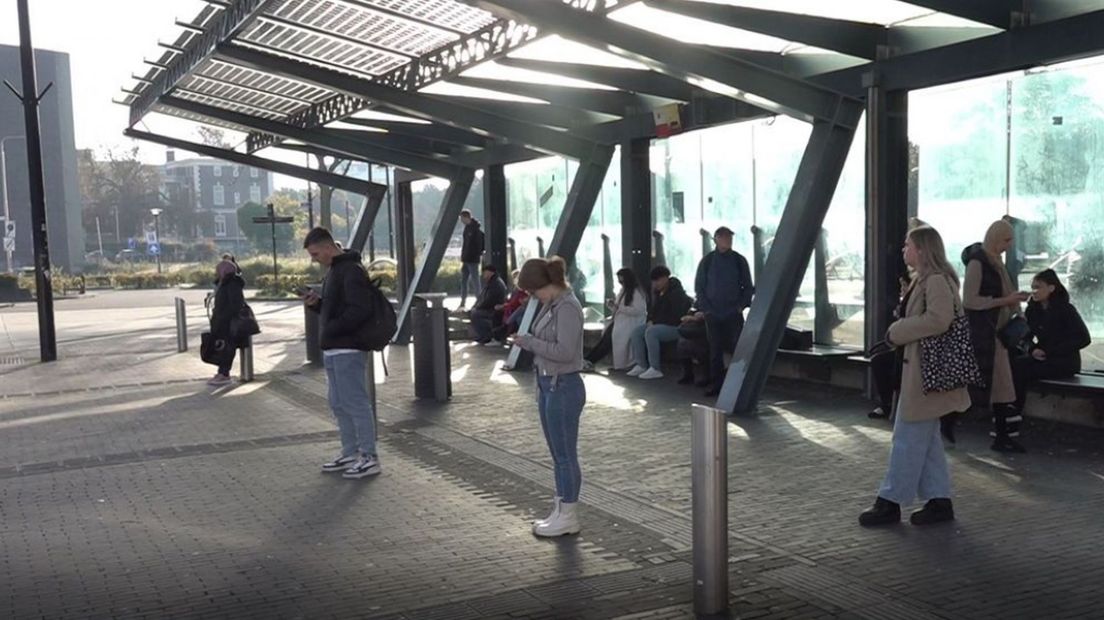 Reizigers wachten op de bus van Breng in Nijmegen. Leden van de FNV staken.