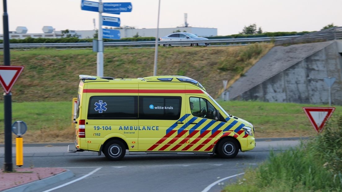 De vrouw werd met een ambulance naar het ziekenhuis gebracht.