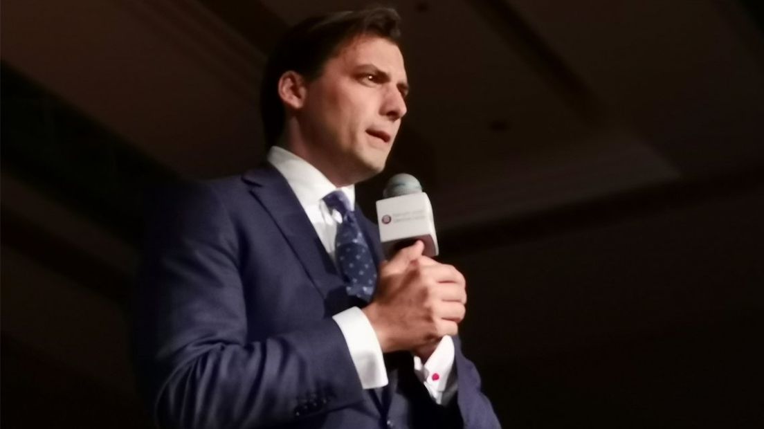 Thierry Baudet tijdens de verkiezingsbijeenkomst in het Kurhaus