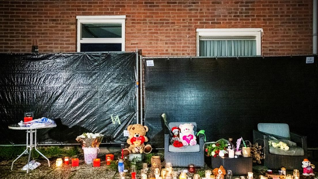 Voor de woning werden knuffels en bloemen gelegd.