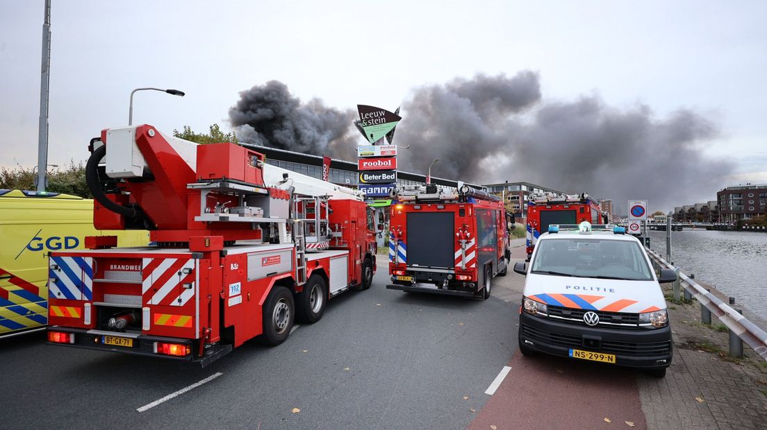 Grote inzet bij zeer grote brand Delft