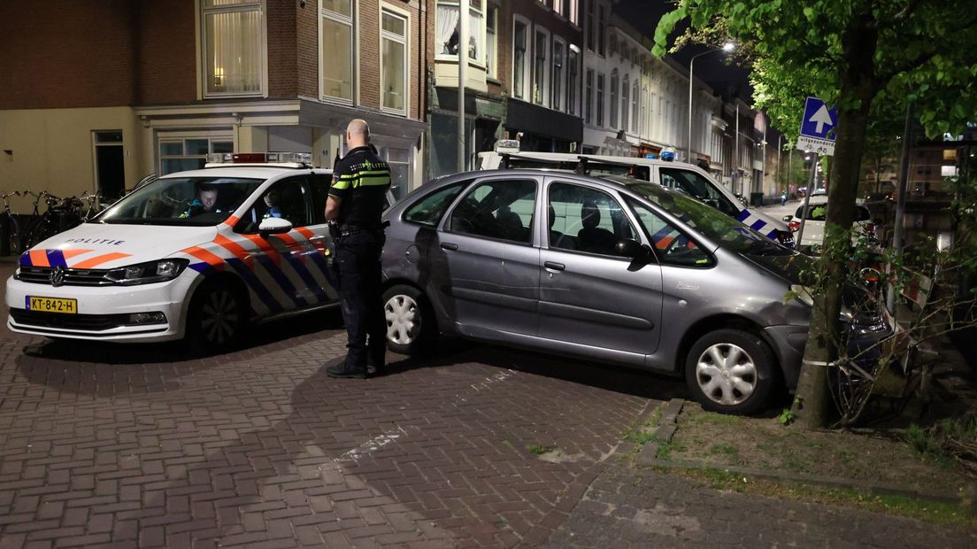 Op de Hooftskade reed de automobilist tegen een boom en een hek aan
