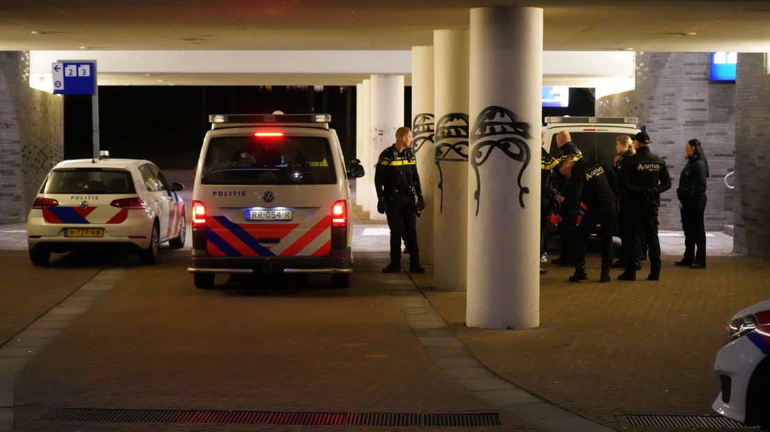 De politie bij station Europapark in Groningen