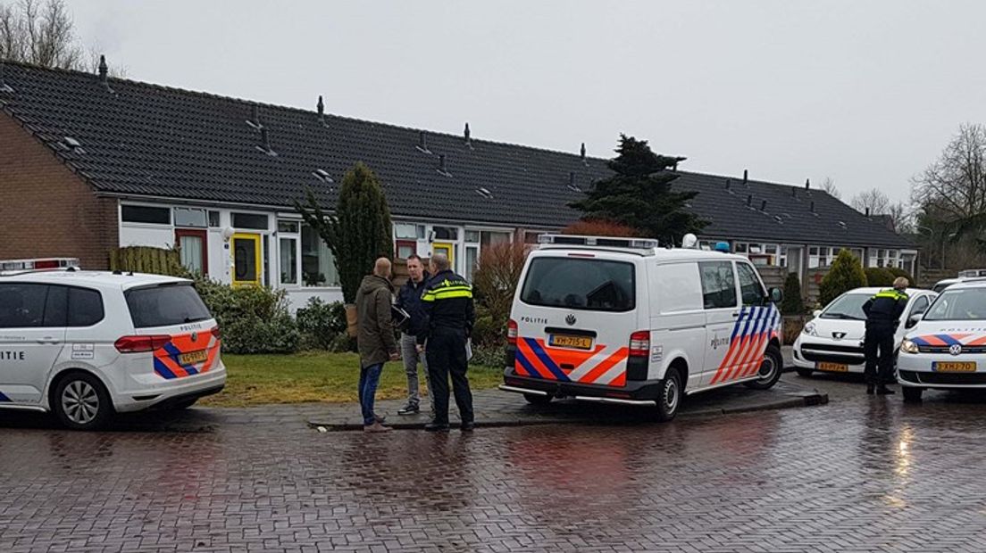 De politie doet onderzoek naar een van de woningovervallen in Hollandscheveld (Rechten:Persbureau Meter)