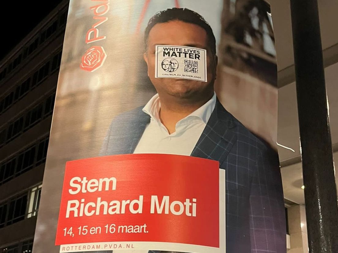 Een WLM-sticker op een verkiezingsbord van PvdA-er Richard Moti