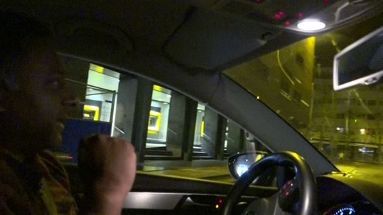 Taxichauffeur Ajay Ramsoebhag: 'Ik red het tot ik het kan redden'