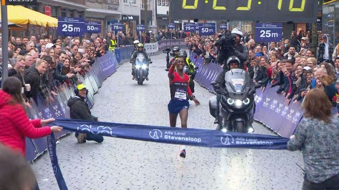 Abdirahman Mohamed wint de 10 kilometer in 2022.