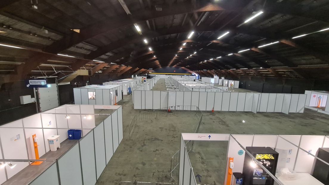 De prik- en testlocatie van de GGD in de IJsselhallen in Zwolle