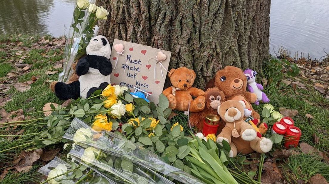 Kaarsjes, knuffels en bloemen op de plek waar het vrijdag misging.