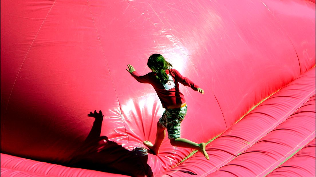 Een kind op een springkussen, niet het teruggeroepen luchtkussen (Rechten: ANP / Robin Utrecht)