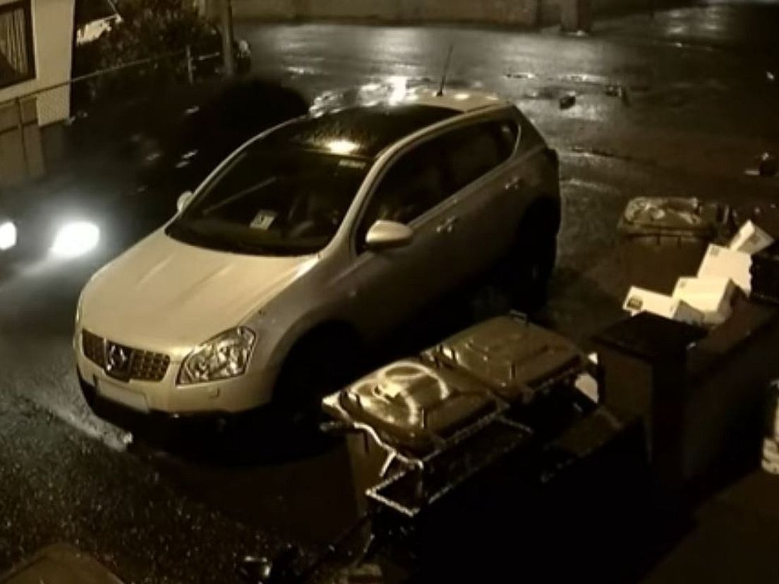 Still van de voorbij rijdende auto van waaruit geschoten is
