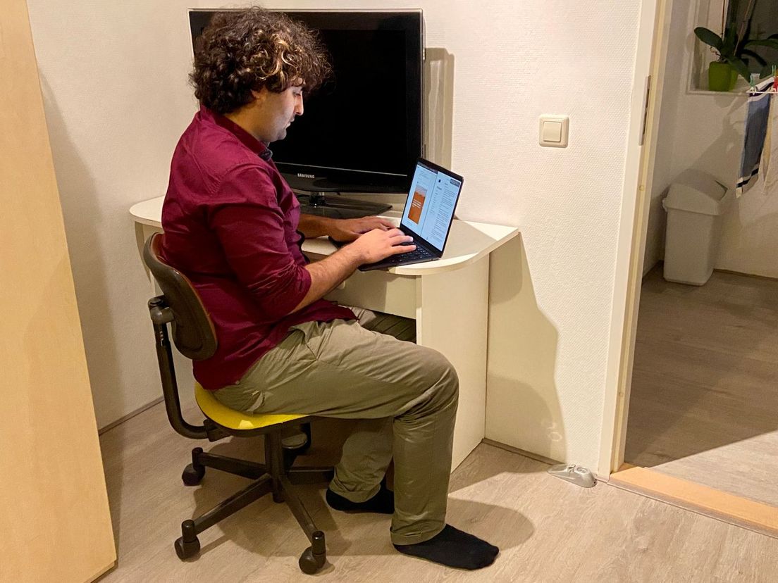 Paolo aan het werk op zijn laptop