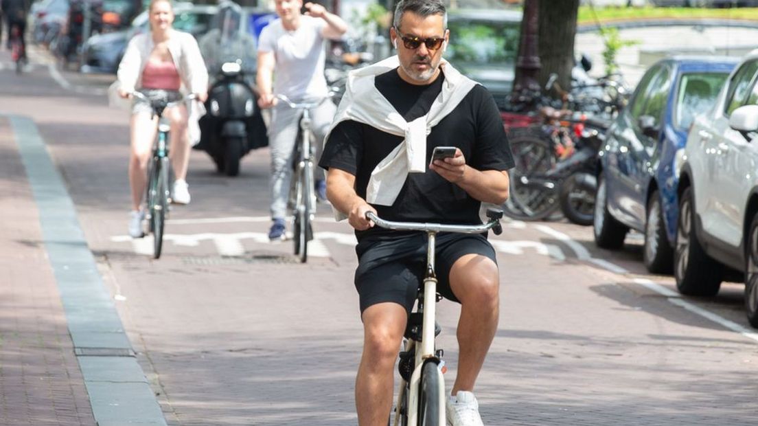 conversie Lijkenhuis mannelijk Bellen op de fiets: het mag niet, maar dit is waarom we het tóch doen -  Omroep Gelderland