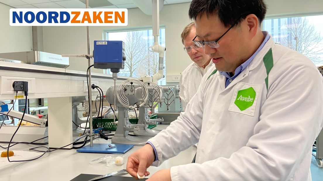 Innovation engineer Wang Wenju met eieren gemaakt van aardappeleiwit