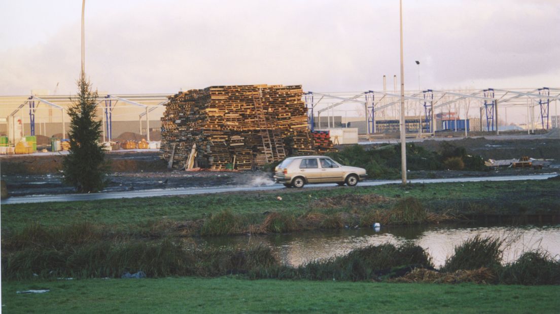 De opbouw van een vreugdevuur in Ypenburg, rond 2000.
