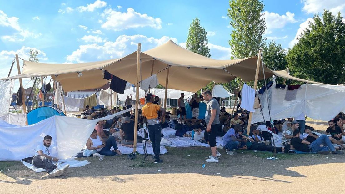 Asielzoekers die buiten slapen