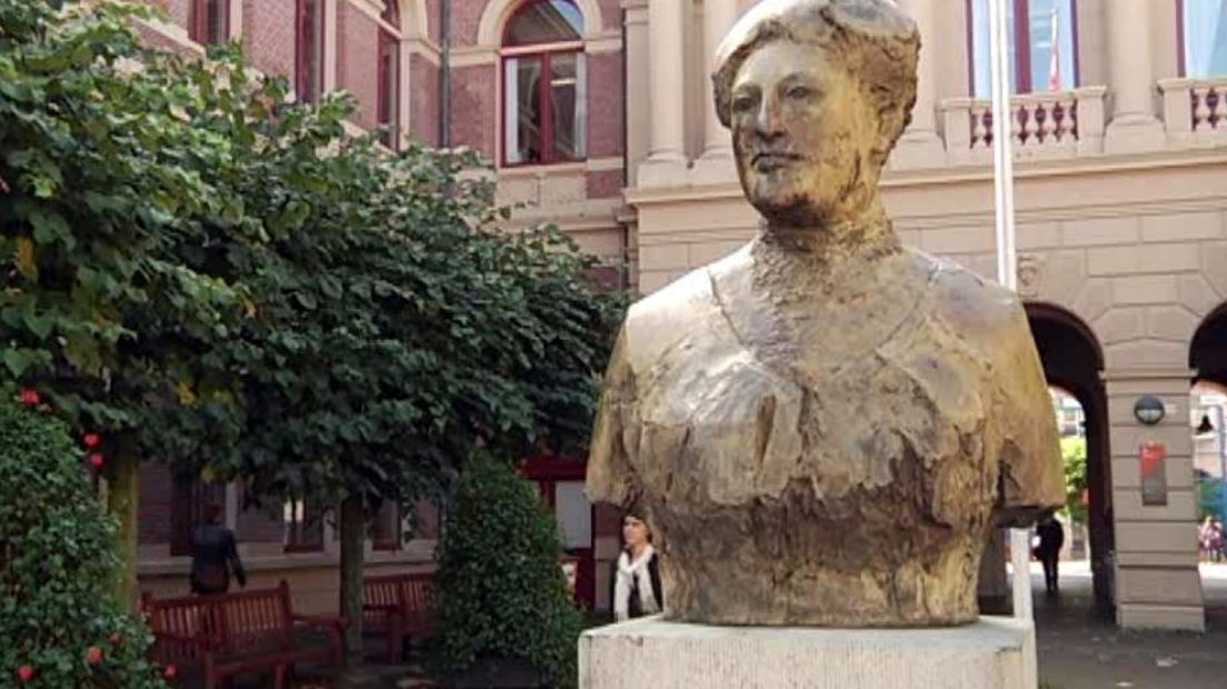 Een borstbeeld van Aletta Jacobs, de eerste vrouw in Nederland die mocht studeren