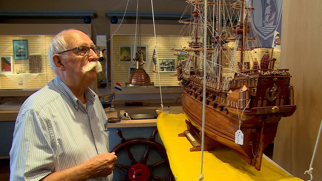Aad Versteeg bekijkt één van zijn favoriete scheepsmodellen