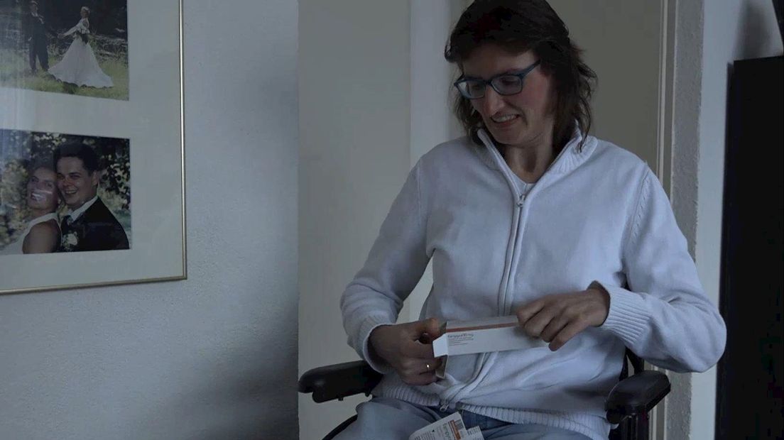 MS-patiënte Esmiralda uit Zwolle protesteert voor vergoeding 'loopmedicijn'