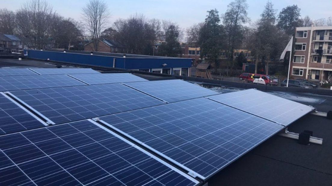 De zonnepanelen van het gewraakte bedrijf Hanwha liggen inmiddels op 26 Drentse en Groningse basisscholen (Rechten: Marjolein Knol / RTV Drenthe)