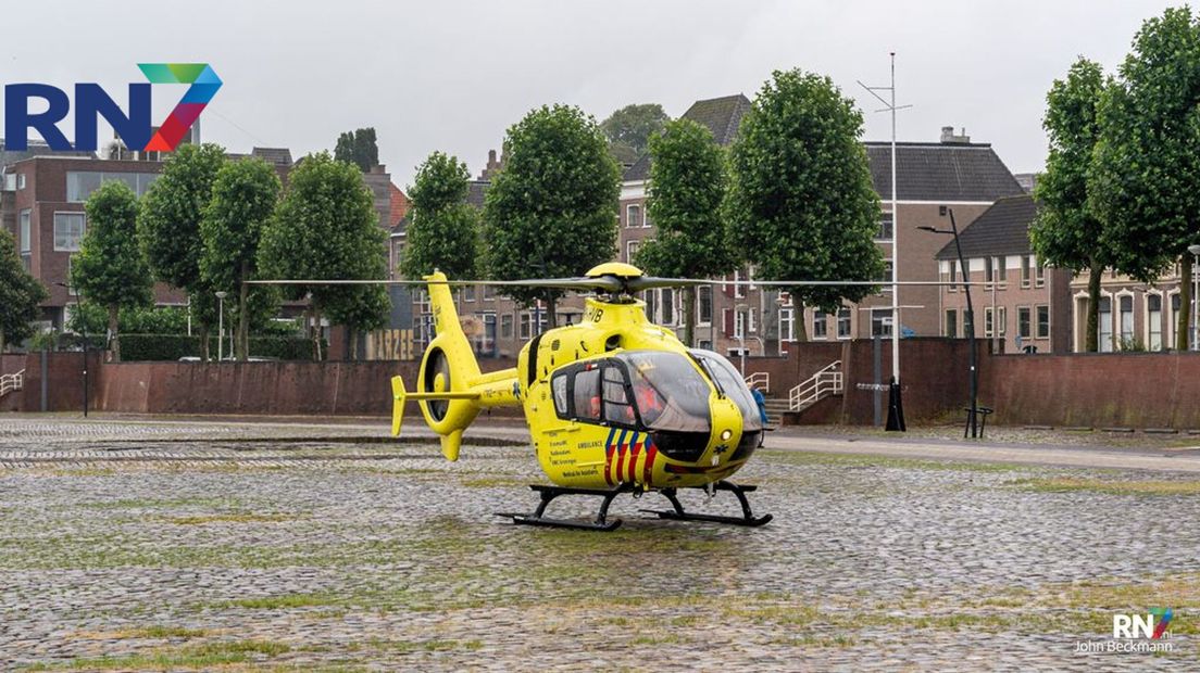Traumahelikopter landt bij de Waalkade