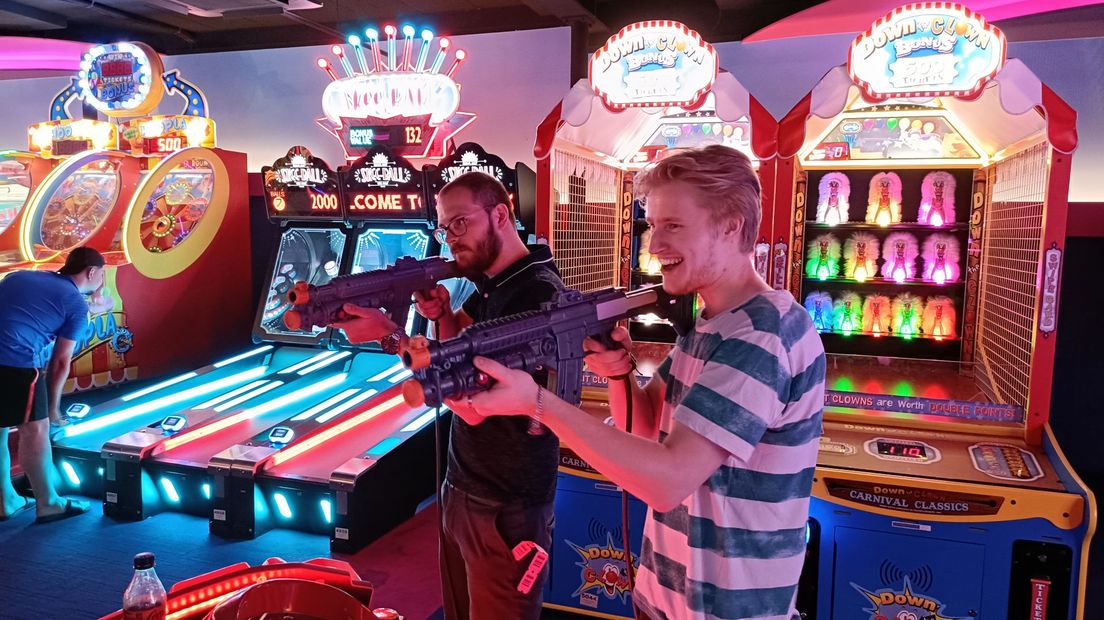 Tristan Hermanns en Lucas Antonides ontvluchten de hitte in arcadehal