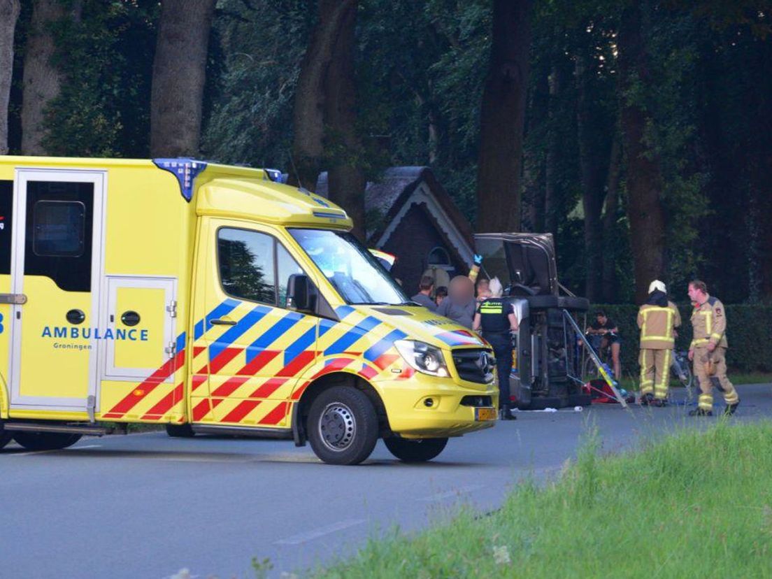 De auto belandde op de zijkant (Rechten: Van Oost Media)