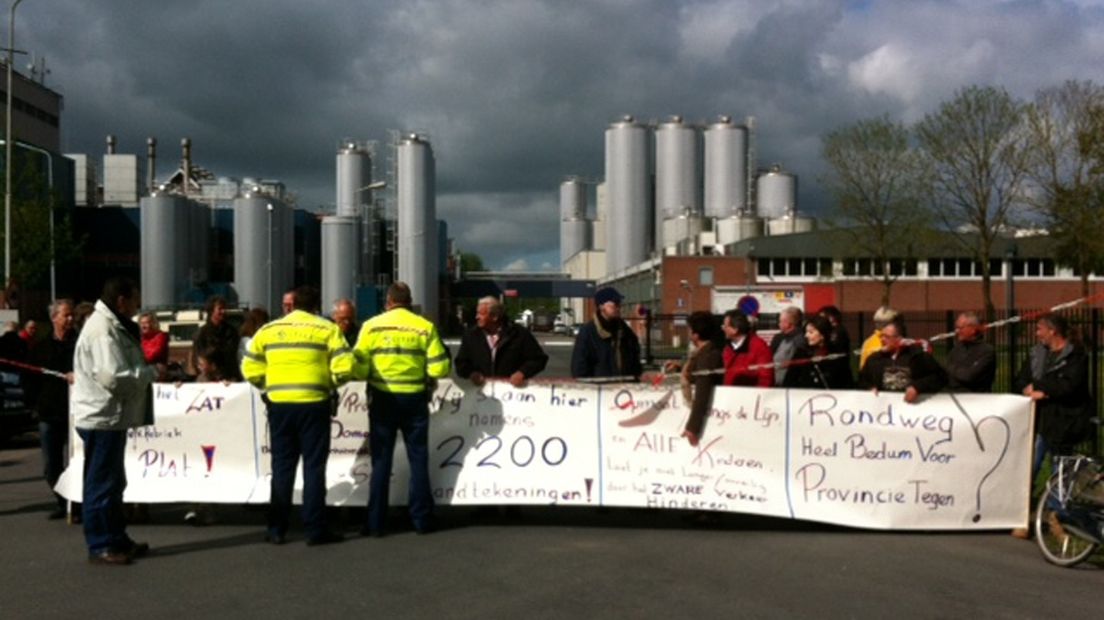 Bedumers in protest bij de melkfabriek