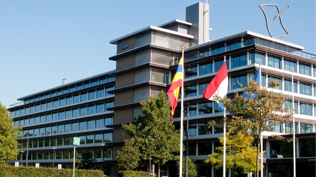 De vlag van Overijssel bij het provinciehuis in Zwolle