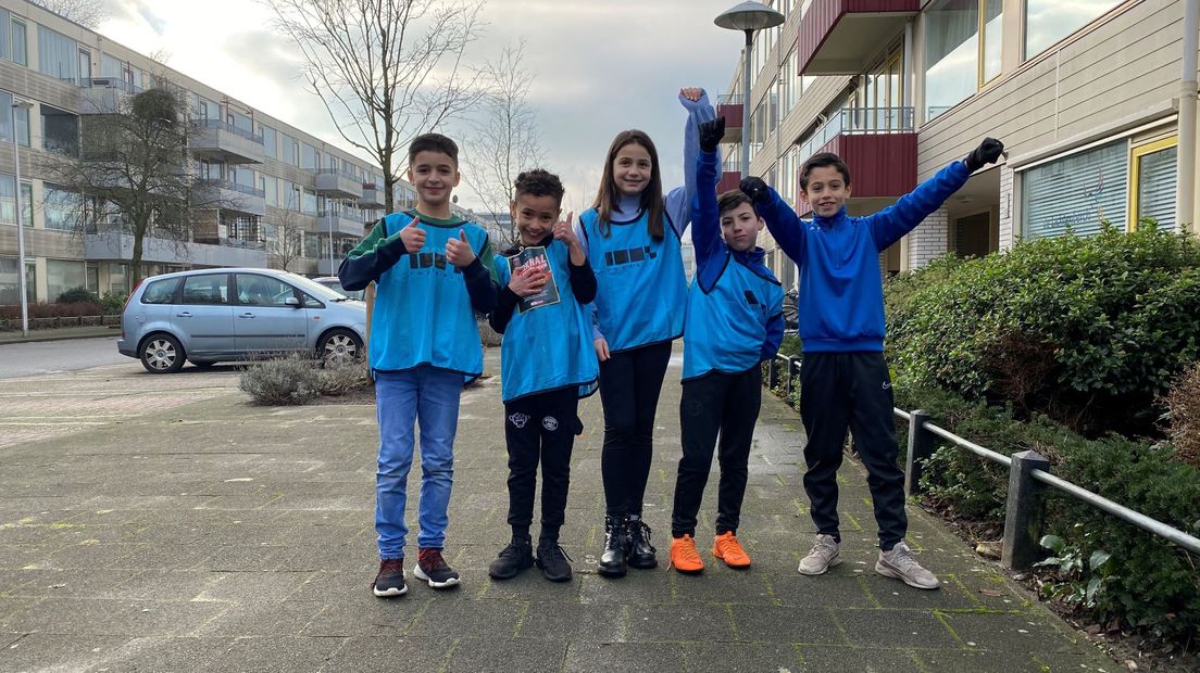 Kinderen in Overvecht bespreken het vuurwerkverbod met leeftijdsgenootjes
