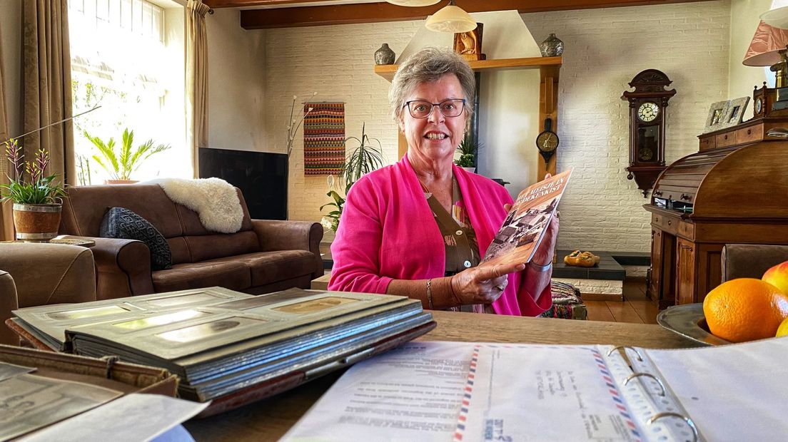 Rudy Veenendaal met het boek 'Het meisje in de dekenkist'