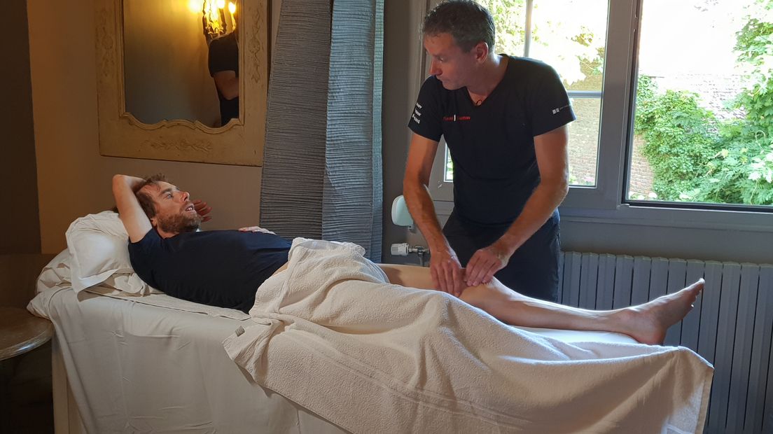 Rolf Mobach geeft een massage aan wielrenner Laurens ten Dam