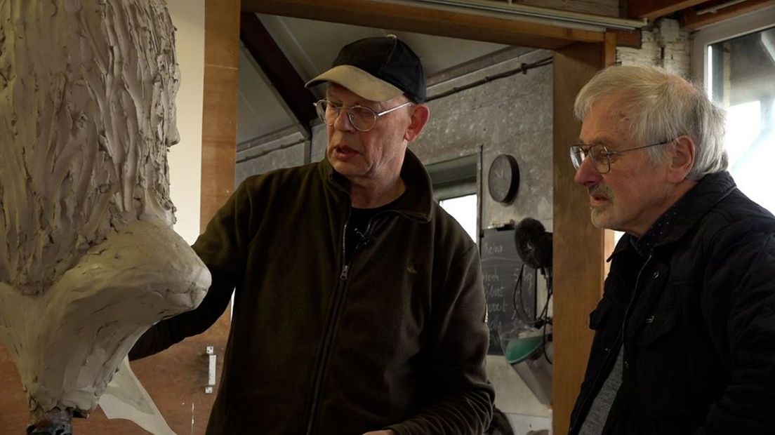 Kunstenaar Anton ter Braak (l) en initiatiefnemer Arend Heideman voor het beeld van Willem Sluiter.