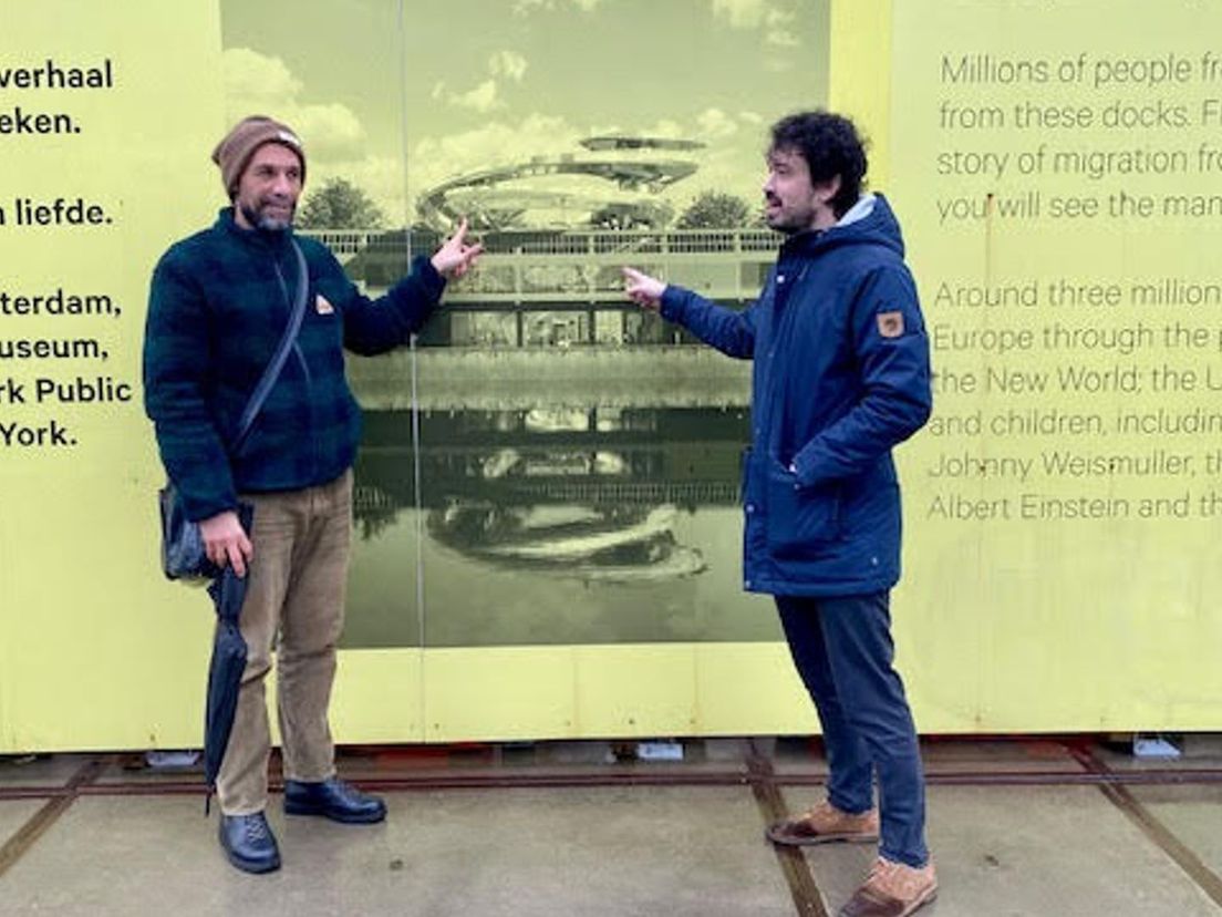 Abdelkader Benali en Rutger Doop voor een affiche van het Fenix museum