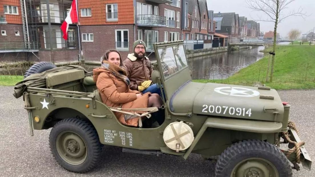 Nick Obdam met zijn vrouw in de bijzondere Jeep.