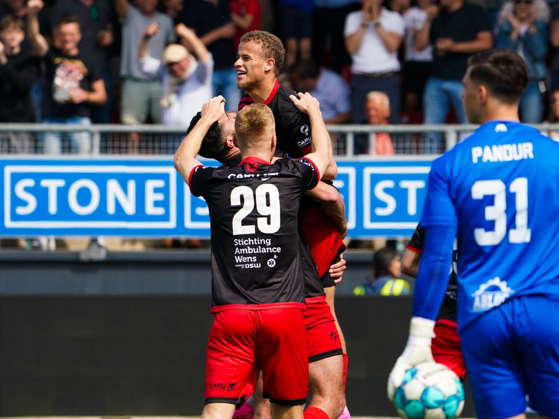 Kenzo Goudmijn gaat de lucht in na de 3-0 voor Excelsior tegen Fortuna Sittard