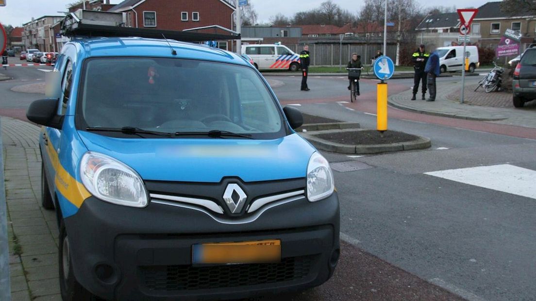 De fietser is met onbekend letsel naar het ziekenhuis gebracht