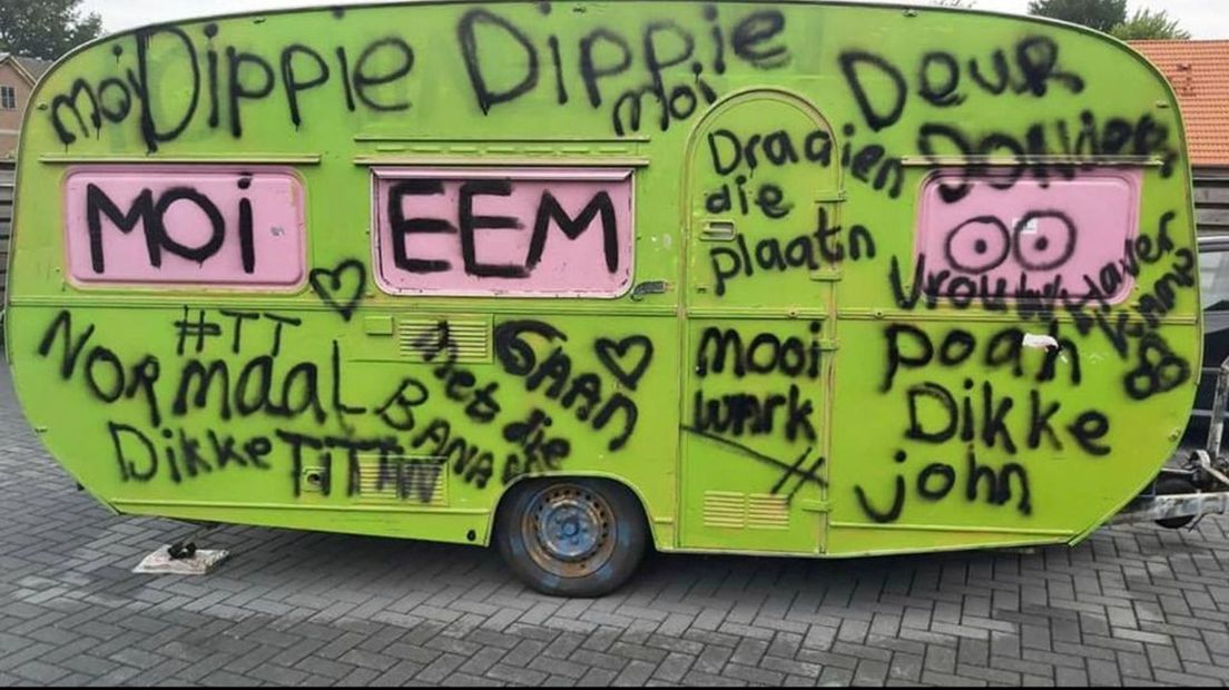 Geert Kleine biedt deze caravan voor 500 euro te koop aan op Facebook.