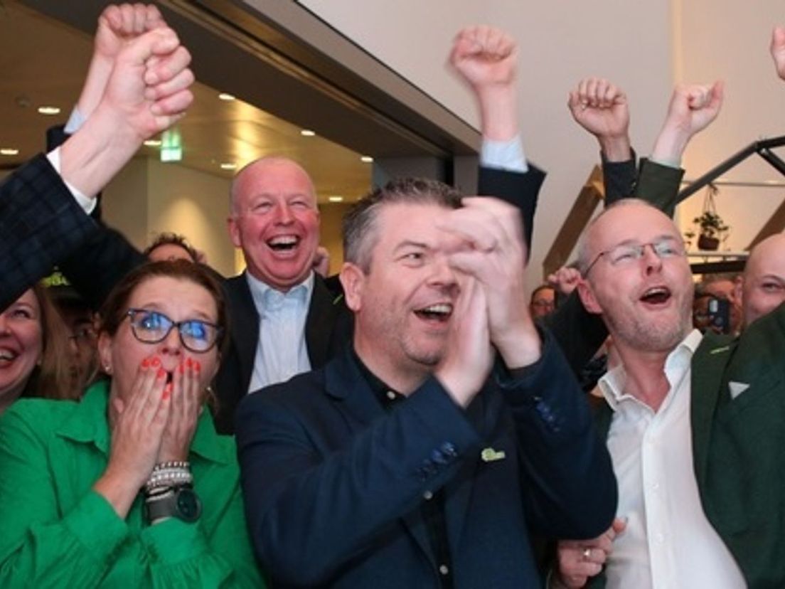 Blijdschap bij BBB in het Provinciehuis: achterin kandidaat Edwin van den Heuvel uit Molenlanden