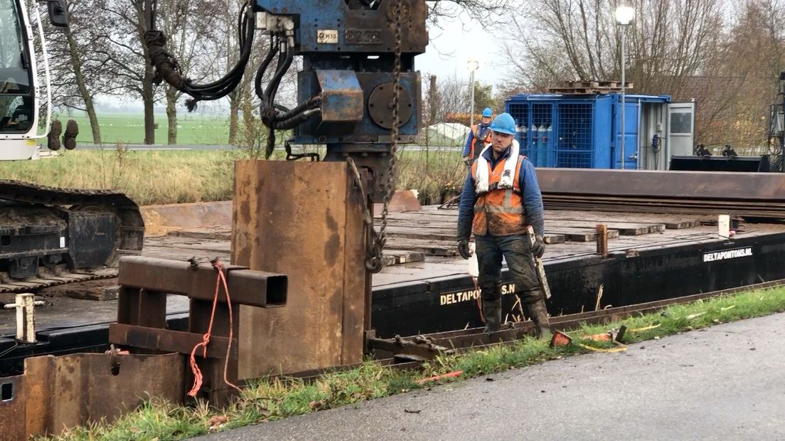 De profielen worden metersdiep in de grond getrild