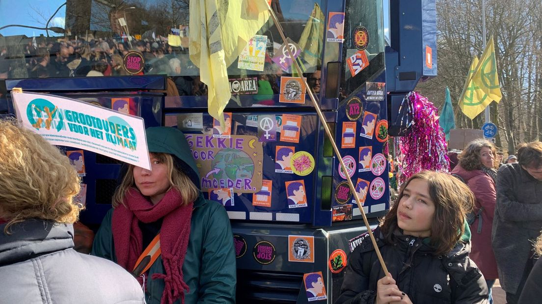 De waterkanonnen zijn inmiddels volgeplakt met proteststickers