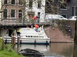 Dat past niet: plezierjacht vast onder Utrechtse brug