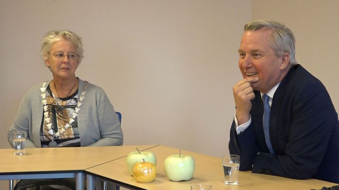 v.l.n.r. burgemeester Josan Meijers en staatsecretaris Eric van der Burg